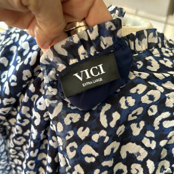 VICI Blue leopard drawstring waist along sleeve v neck with button TOP size XL - Picture 6 of 12
